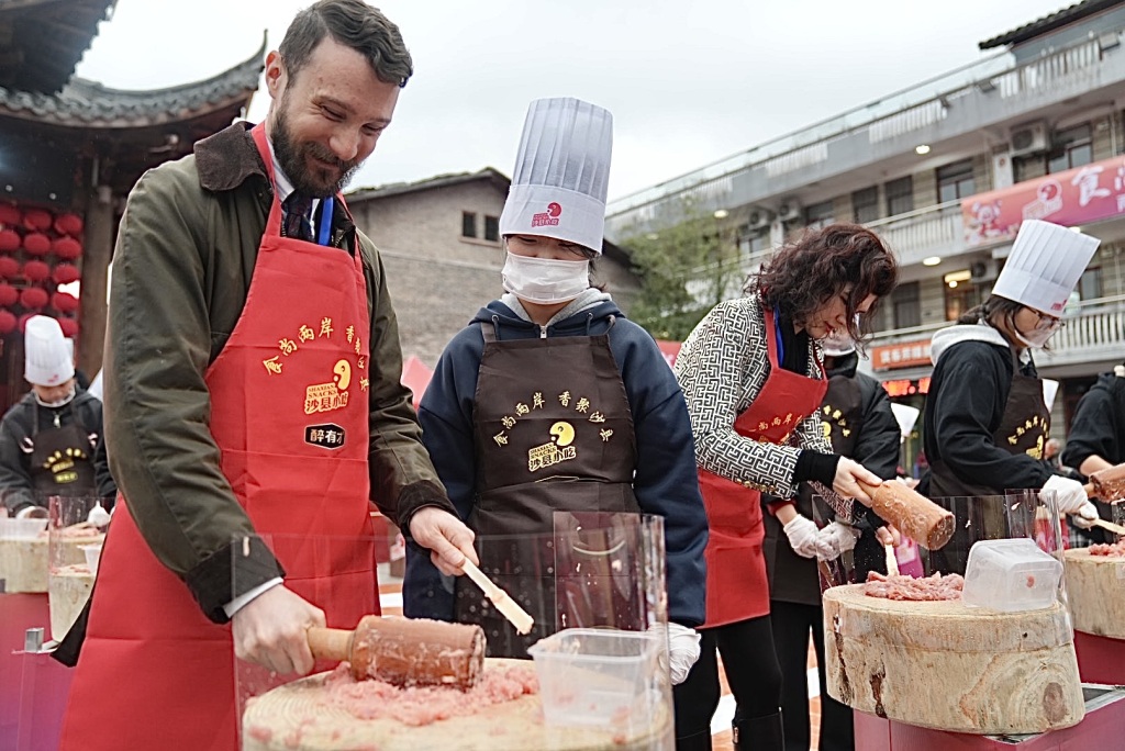 千人体验沙县小吃技艺，“老外”捶肉馅包饺子感叹温馨又美好(图3)